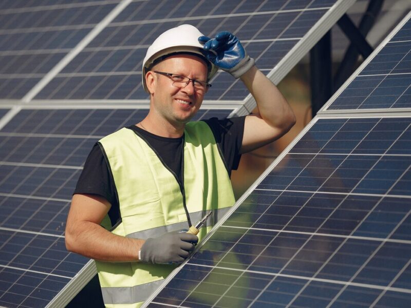 Profitable Solar Panel Installer Jobs in Canada 2025